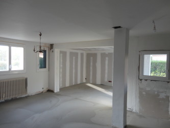 Après le joints placo de l'extension vient le ragréage des quelques 43 m² de carrelage du salon/cuisine/entrée. – à Quint-Fonsegrives.