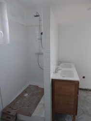 Nouvelle salle de bain, faience Métro blanche. – à Quint-Fonsegrives.